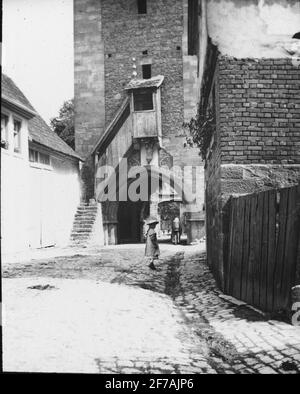 Photo d'icône de SkiopT avec motifs de petite fille à la Tour Jörgentor dans le mur de la ville, Münnerstadt.l'image a été stockée dans un carton marqué: Spring Travel 1910. Münnerstadt 9. VII Banque D'Images