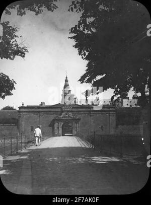 Icône SkiopT avec motifs d'homme marchant vers le port de Mren au château de Kronoborg à Helsingör.l'image a été stockée dans un carton étiqueté: Copenhague 1. Kronoborg 3. Roskilde 3. 1908. Texte sur l'image: 'Kronoborg'. Banque D'Images