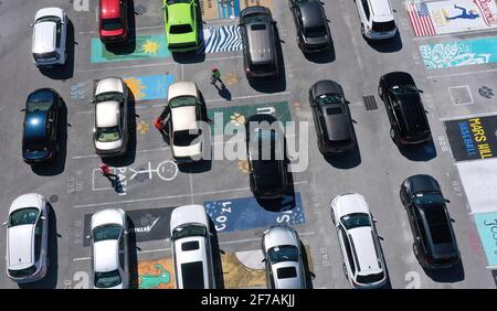 Eustis, États-Unis. 05 avril 2021. (NOTE DE LA RÉDACTION : image prise avec un drone) les voitures font la queue sur des places de stationnement décorées alors que les étudiants attendent de recevoir une dose du vaccin Pfizer-BioNTech sur un site de vaccination COVID-19 au drive-in de l'école secondaire d'Eustis le premier jour où Floridians 16 et plus sont devenus admissibles à la vaccination. Quatre autres écoles secondaires du comté de Lake accueilleront des sites semblables de vaccination d'une journée cette semaine. Crédit : SOPA Images Limited/Alamy Live News Banque D'Images