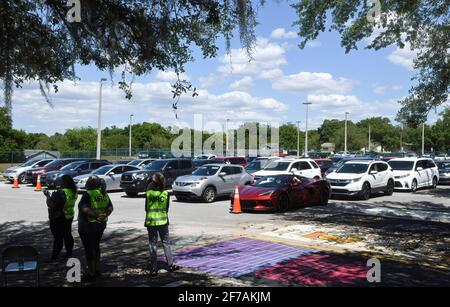 Eustis, États-Unis. 05 avril 2021. Les étudiants font la queue dans les voitures pour recevoir une dose du vaccin Pfizer-BioNTech sur un site de vaccination COVID-19 au drive-in de l'école secondaire d'Eustis le premier jour où Floridians 16 et plus sont devenus admissibles à la vaccination. Quatre autres écoles secondaires du comté de Lake accueilleront des sites semblables de vaccination d'une journée cette semaine. Crédit : SOPA Images Limited/Alamy Live News Banque D'Images