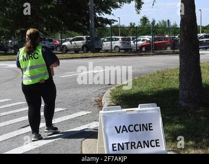 Eustis, États-Unis. 05 avril 2021. Un panneau est visible à l'entrée d'un site de vaccination COVID-19 au drive où les élèves font la queue dans les voitures de l'école secondaire d'Eustis le premier jour où les Floridiens de 16 ans et plus sont devenus admissibles à la vaccination. Quatre autres écoles secondaires du comté de Lake accueilleront des sites semblables de vaccination d'une journée cette semaine. Crédit : SOPA Images Limited/Alamy Live News Banque D'Images