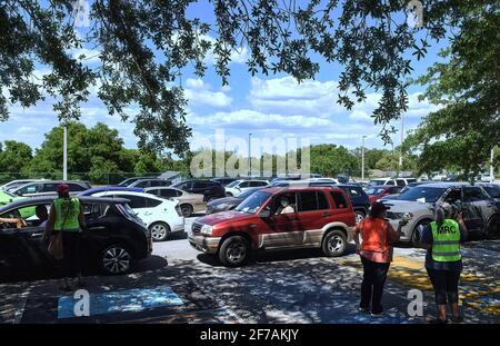 Eustis, États-Unis. 05 avril 2021. Les étudiants font la queue dans les voitures pour recevoir une dose du vaccin Pfizer-BioNTech sur un site de vaccination COVID-19 au drive-in de l'école secondaire d'Eustis le premier jour où Floridians 16 et plus sont devenus admissibles à la vaccination. Quatre autres écoles secondaires du comté de Lake accueilleront des sites semblables de vaccination d'une journée cette semaine. Crédit : SOPA Images Limited/Alamy Live News Banque D'Images