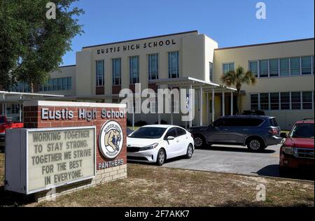 Eustis, États-Unis. 05 avril 2021. L'école secondaire Eustis, site de vaccination COVID-19 au drive pour les élèves de 16 ans et plus, est vue le premier jour où Floridians 16 ans et plus sont devenus admissibles à la vaccination. Quatre autres écoles secondaires du comté de Lake accueilleront des sites semblables de vaccination d'une journée cette semaine. Crédit : SOPA Images Limited/Alamy Live News Banque D'Images