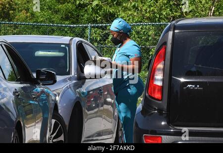 Eustis, États-Unis. 05 avril 2021. Une infirmière administre des doses du vaccin Pfizer-BioNTech aux étudiants en voiture sur un site de vaccination COVID-19 au drive-in de l'école secondaire d'Eustis le premier jour où Floridians 16 et plus sont devenus admissibles à la vaccination. Quatre autres écoles secondaires du comté de Lake accueilleront des sites semblables de vaccination d'une journée cette semaine. Crédit : SOPA Images Limited/Alamy Live News Banque D'Images