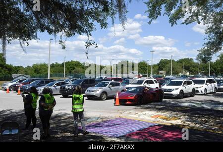 Eustis, États-Unis. 05 avril 2021. Les étudiants font la queue dans les voitures pour recevoir une dose du vaccin Pfizer-BioNTech sur un site de vaccination COVID-19 au drive-in de l'école secondaire d'Eustis le premier jour où Floridians 16 et plus sont devenus admissibles à la vaccination. Quatre autres écoles secondaires du comté de Lake accueilleront des sites semblables de vaccination d'une journée cette semaine. (Photo de Paul Hennessy/SOPA Images/Sipa USA) crédit: SIPA USA/Alay Live News Banque D'Images