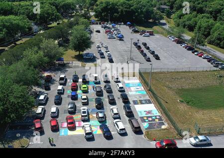 Eustis, États-Unis. 05 avril 2021. (NOTE DE LA RÉDACTION: Image prise avec drone) les étudiants font la queue dans les voitures pour recevoir une photo du vaccin Pfizer-BioNTech sur un site de vaccination au drive COVID-19 à l'école secondaire d'Eustis le premier jour où Floridians 16 et plus sont devenus admissibles à la vaccination. Quatre autres écoles secondaires du comté de Lake accueilleront des sites semblables de vaccination d'une journée cette semaine. (Photo de Paul Hennessy/SOPA Images/Sipa USA) crédit: SIPA USA/Alay Live News Banque D'Images