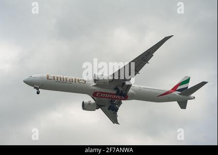 03.04.2021, Singapour, République de Singapour, Asie - un avion passager Boeing 777-300 ER d'Emirates Airline s'approche de l'aéroport de Changi pour atterrir. Banque D'Images