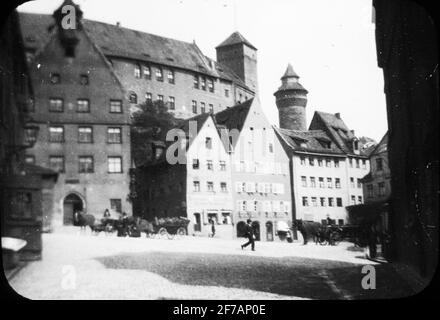 Icône Skiopty avec motifs de Nuremberg avec le Burg de Nürnberger en arrière-plan. L'image a été stockée en carton étiqueté: Nuremberg. Xi. Banque D'Images