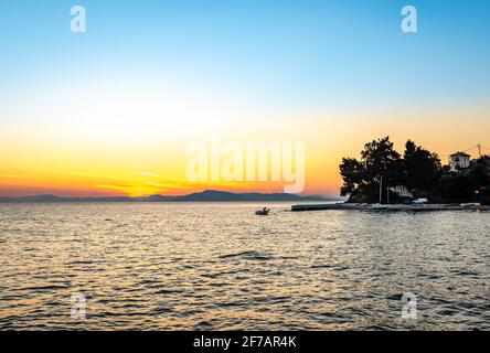 Coucher de soleil pittoresque à Afissos, Grèce, village traditionnel construit en amphithéâtre sur les pentes du Mont Pélion, avec vue sur le golfe Pagasétique. Banque D'Images