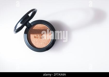 Belle ombre à paupières avec des étincelles, dans un seul pot noir. Les ombres sont brillantes, crème. Le fard à paupières brun est endommagé par l'ongle. La surface de t Banque D'Images