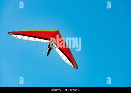 Apprenez à voler. Aile de parapente colorée contre le ciel bleu. Banque D'Images