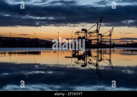 Cork, Irlande. 6 avril 2021. Le soleil se lève au-dessus des quais de Tivoli dans le port de Cork comme prélude à une journée de soleil avec des sommets de 5 à 7C. Crédit : AG News/Alay Live News Banque D'Images