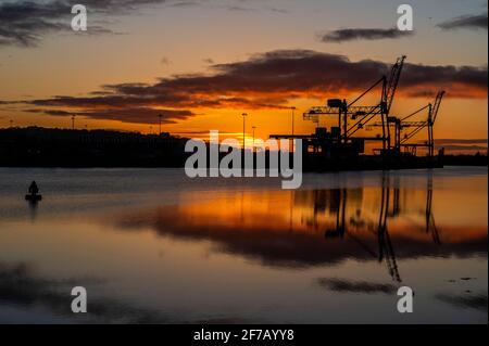 Cork, Irlande. 6 avril 2021. Le soleil se lève au-dessus des quais de Tivoli dans le port de Cork comme prélude à une journée de soleil avec des sommets de 5 à 7C. Crédit : AG News/Alay Live News Banque D'Images