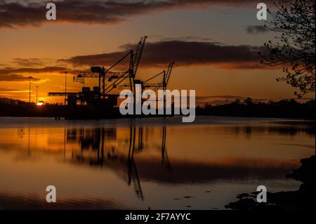 Cork, Irlande. 6 avril 2021. Le soleil se lève au-dessus des quais de Tivoli dans le port de Cork comme prélude à une journée de soleil avec des sommets de 5 à 7C. Crédit : AG News/Alay Live News Banque D'Images