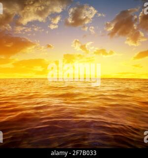 Coucher de soleil coloré au-dessus de la mer. Arrière-plan de la nature. Banque D'Images