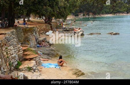 Vacanciers appréciant les plages sur le Golden Cape Forest Park Rovinj Croatie. Banque D'Images