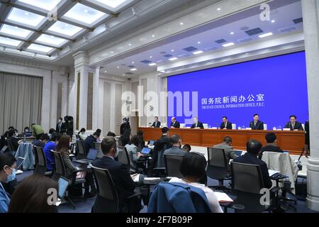 Pékin, Chine. 6 avril 2021. Le Bureau d'information du Conseil d'État tient une conférence de presse sur la publication du livre blanc intitulé "réduction de la pauvreté : l'expérience et la contribution de la Chine" à Beijing, capitale de la Chine, le 6 avril 2021. Le livre blanc a été publié pour enregistrer l'évolution de la grande lutte du peuple chinois pour éliminer l'extrême pauvreté, présenter l'approche de la Chine et partager son expérience et ses actions en matière de réduction de la pauvreté. Credit: Jin Liangkuai/Xinhua/Alamy Live News Banque D'Images