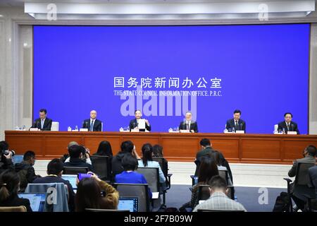 Pékin, Chine. 6 avril 2021. Le Bureau d'information du Conseil d'État tient une conférence de presse sur la publication du livre blanc intitulé "réduction de la pauvreté : l'expérience et la contribution de la Chine" à Beijing, capitale de la Chine, le 6 avril 2021. Le livre blanc a été publié pour enregistrer l'évolution de la grande lutte du peuple chinois pour éliminer l'extrême pauvreté, présenter l'approche de la Chine et partager son expérience et ses actions en matière de réduction de la pauvreté. Credit: Jin Liangkuai/Xinhua/Alamy Live News Banque D'Images