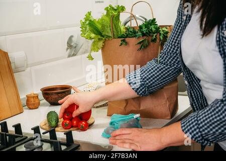 Achats alimentaires, commerce électronique alimentaire, cuisine à domicile, épicerie en ligne, chaînes d'approvisionnement, supermarché régional et magasin agricole. Femme client recevant la commande Banque D'Images