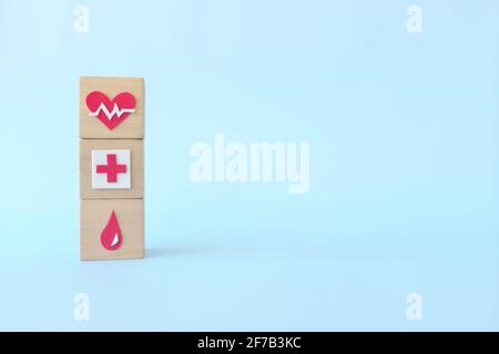 Icônes de santé sur des blocs de bois avec espace de copie. Santé priorité et concept d'assurance médicale. Banque D'Images