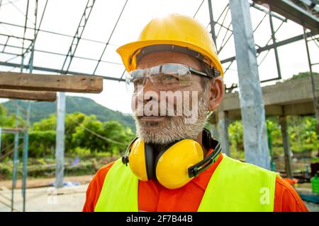 Portrait d'un technicien ingénieur employé en chef dans l'analyse d'un projet de construction non fini. Banque D'Images