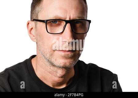 Homme d'âge moyen dans les lunettes. Portrait isolé sur fond blanc. Banque D'Images