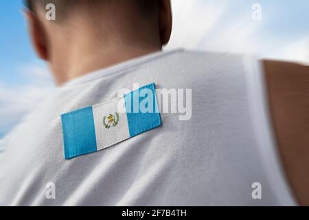 Le drapeau national du Guatemala sur le dos de l'athlète Banque D'Images