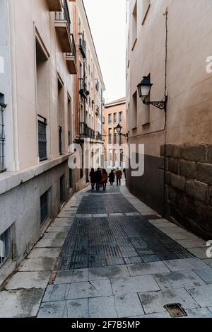 Madrid, Espagne - 2 avril 2021 : personnes marchant dans une rue piétonne étroite dans le centre de Madrid. Quartier Autrichiens Banque D'Images