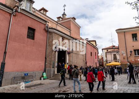 Madrid, Espagne - 2 avril 2021 : personnes à l'entrée de l'église médiévale de San Pedro el Viejo pendant la semaine de Pâques pendant les restrictions du coronavirus Banque D'Images