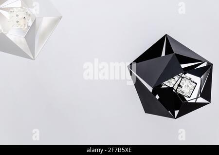 Lustres modernes en métal, coloris blanc et noir, vue sur le fond. Côtés géométriques triangulaires. Banque D'Images