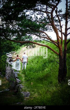 Russie. Vyborg. 08.07.2013 jeunes couples se promène dans le parc en été. Photo de haute qualité Banque D'Images