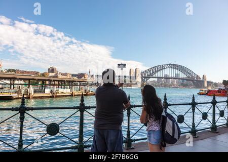 Les touristes qui prennent des photos du Harbour Bridge, qui relie la rive nord au quartier des affaires de Sydney. Banque D'Images