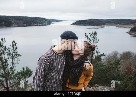 Couple embrassant, mer en arrière-plan Banque D'Images