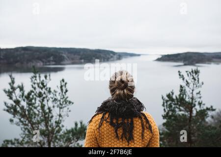 Woman looking at sea Banque D'Images