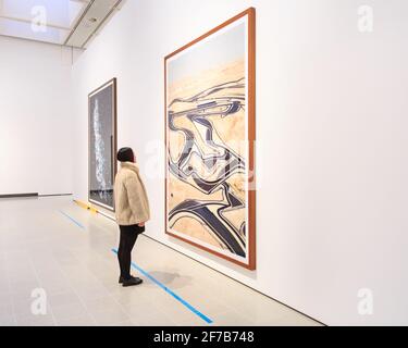 L'assistant de la galerie regarde « Bahrain I », artiste et photographe Andreas Gursky, avant-première de la presse à la galerie Hayward, Londres, Royaume-Uni Banque D'Images