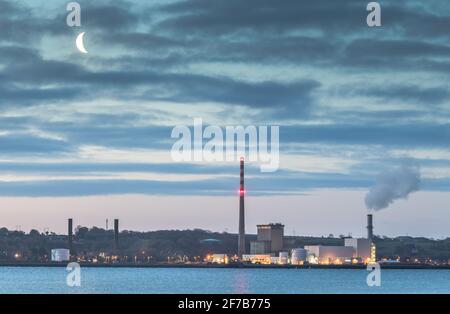 Aghada, Cork, Irlande. 06e avril 2021. Une lune qui s'amenuise à s'élever avant l'aube au-dessus de la centrale ESB à Aghada, Co. Cork, Irlande. - crédit; David Creedon / Alamy Live News Banque D'Images