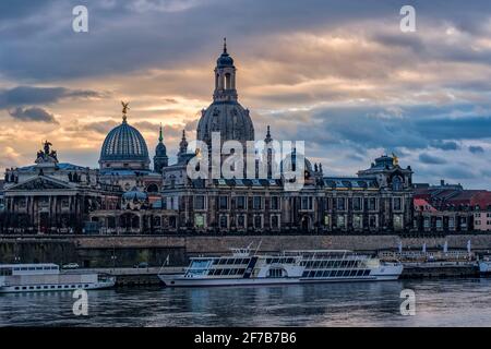 La terrasse Brühl avec l'Académie des Arts et l'église notre-Dame, vue de l'autre côté de l'Elbe depuis le pont de Carola au coucher du soleil. Banque D'Images