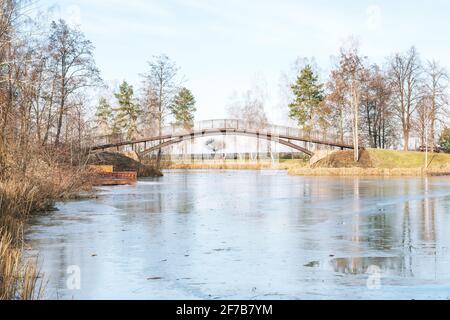 Fragment d'un lac de source dans le parc Mezhyhirya près de Kiev. Pont sur le lac. Banque D'Images