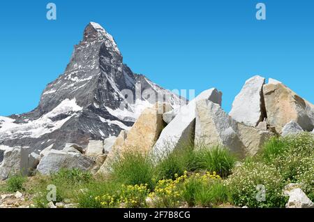 Paysage de montagne avec vue sur le sommet du Cervin dans les alpes de Pennine, Suisse. Banque D'Images