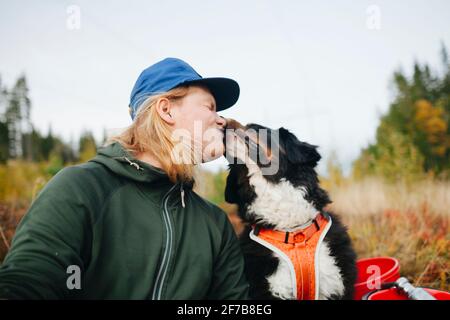 Homme embrassant chien Banque D'Images