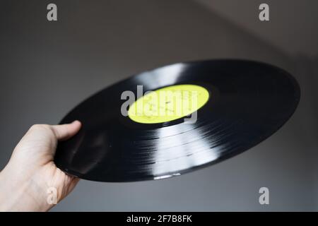 Un disque phonographe en main Banque D'Images
