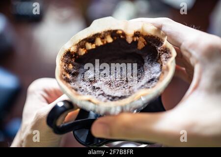 Le café moulu utilisé est laissé dans un égouttoir à café. Les Marc de café peuvent être utilisés comme engrais. Banque D'Images