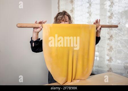 Woman holding Pasta Dough Banque D'Images