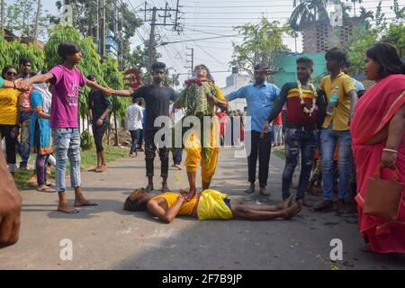 Bandel, Inde. 05 avril 2021. Un dévot exécute des rituels pendant le festival.communauté tamoule de Bandel observez le festival 'Vel Vel' pour adorer le dieu 'Shitala maa'.dans ce festival, beaucoup de dévotés percent leur peau, langue, ou joues avec des brochettes de vel comme ils entreprennent une procession vers le temple. (Photo par Tamal Shee/SOPA Images/Sipa USA) crédit: SIPA USA/Alay Live News Banque D'Images