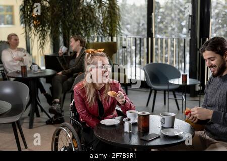 Friends talking in cafe Banque D'Images