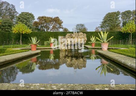 Houghton Hall Gardens en été, Norfolk, Royaume-Uni; un étang dans le jardin clos. Banque D'Images