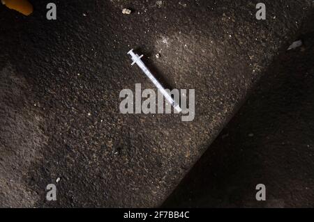 Le 24 février 2021, l'aiguille de la seringue des toxicomanes a été jetées au premier plan du pont Liben à Prague. (CTK photo/Libor Sojka) Banque D'Images