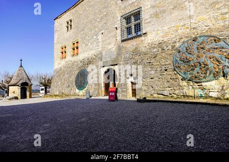 Entrée au château de Gruyères, orné de plaques de métal géantes. Canton de Fribourg, Suisse. Banque D'Images