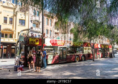 Visite de la ville à arrêts multiples à Big bus en terrasse ouverte dans le centre-ville de Sydney. Australie. Banque D'Images