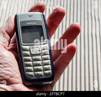 Vieux téléphone poussiéreux Nokia 1112 vu de meilleurs jours. Ne reconnaît plus les cartes SIM et il semble que les jours sont écoulés. Banque D'Images